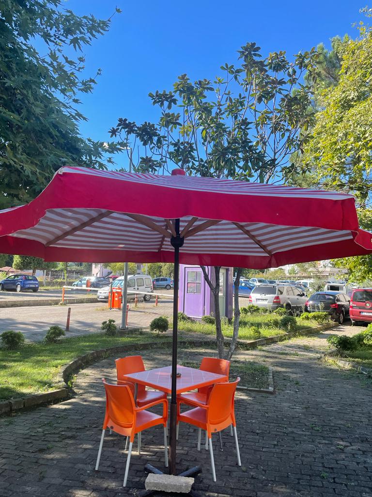 kafe şemsiyesi açık alan masa sandalye